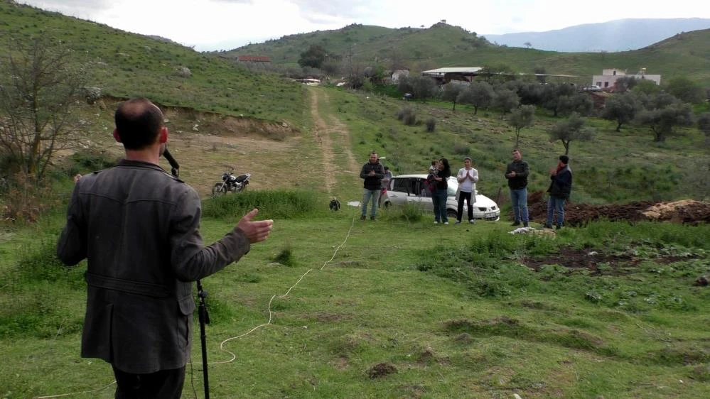 Koyunlarını konser vererek otlatıyor