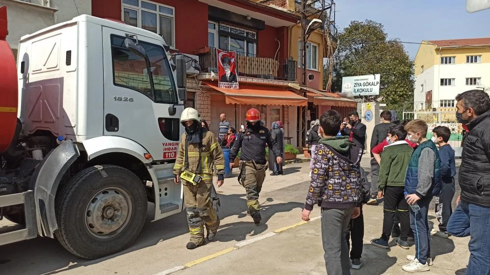 Engelli iki dayısı ile yatalak anneannesini az daha yakıyordu