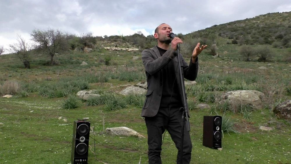 Koyunlarını konser vererek otlatıyor