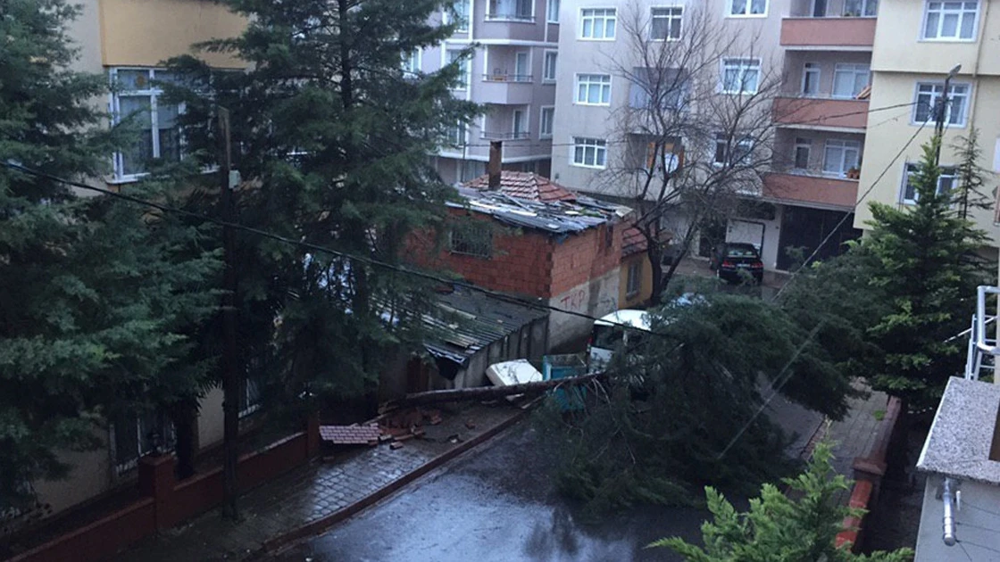 İstanbul'da fırtına ve yağış etkisini sürdürüyor