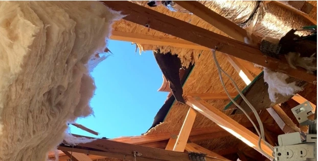 İngiliz askerin paraşütü açılmayınca evin mutfağına düştü