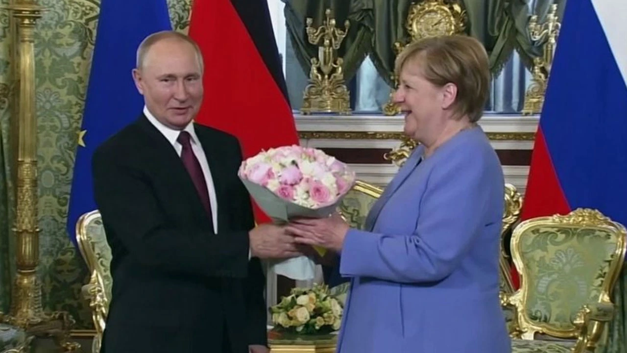 Merkel ve Putin zirvesindeki cevapsız çağrı olay oldu