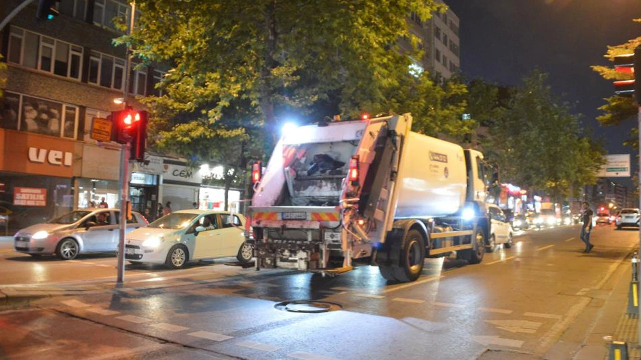 Scooter sürücüsü kamyonun altında kaldı