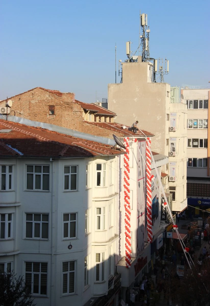 Metrelerce yüksekte çalışan genç ölümle dans etti