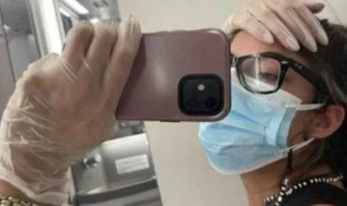 Uçakta pozitif çıkınca 5 saat tuvalette karantinada seyahat etti