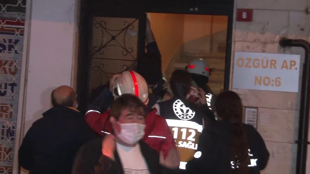 Üsküdar'da ev yangını: 1 kişi ağır yaralandı