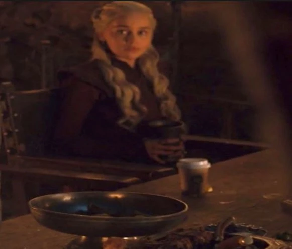 Game of Thrones'taki bir sahnede Starbucks bardağı unutuldu