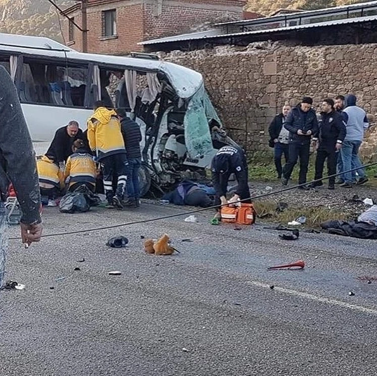 Kamyonla servis minibüsü çarpıştı: 4 kişi öldü