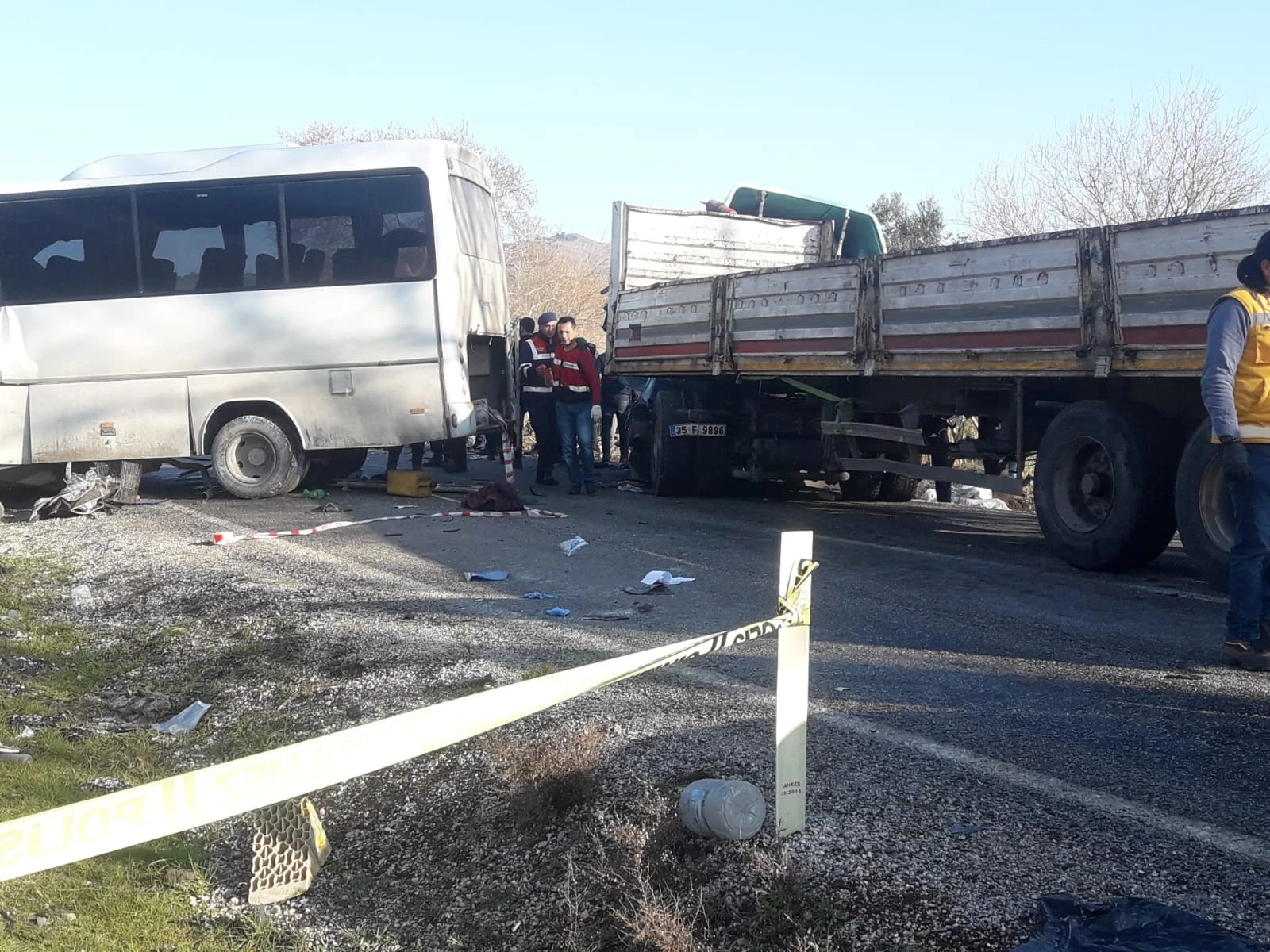 Kamyonla servis minibüsü çarpıştı: 4 kişi öldü