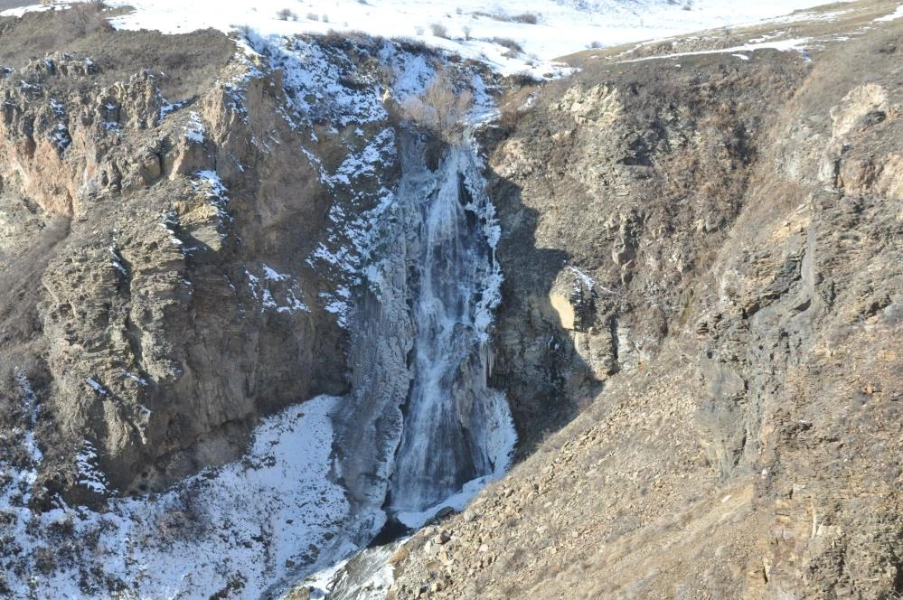 Kars’ın soğuğu şelale dondurdu