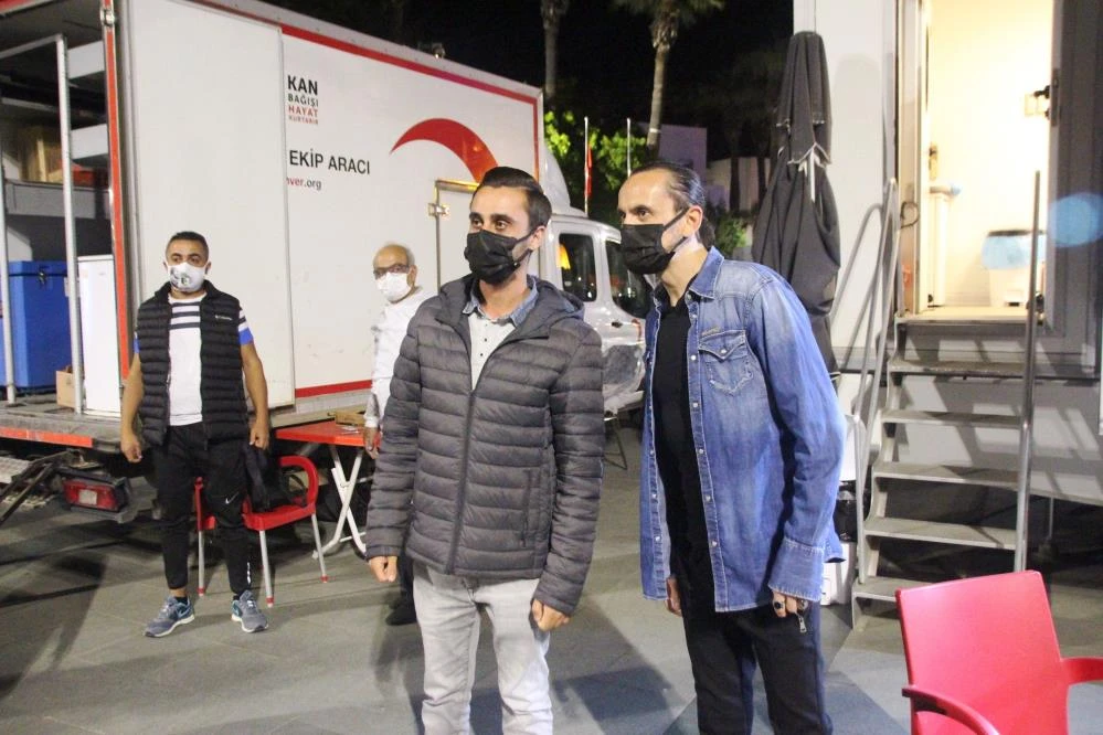 Tuncay Şanlı Kızılay’a kan verdi