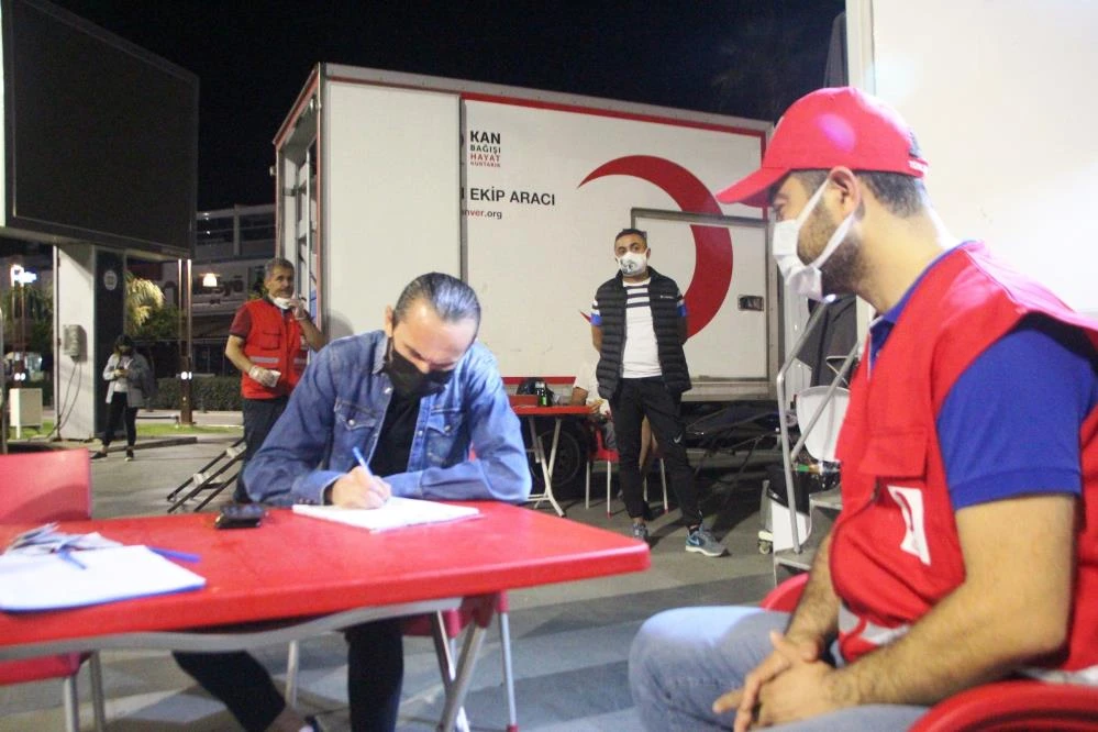 Tuncay Şanlı Kızılay’a kan verdi