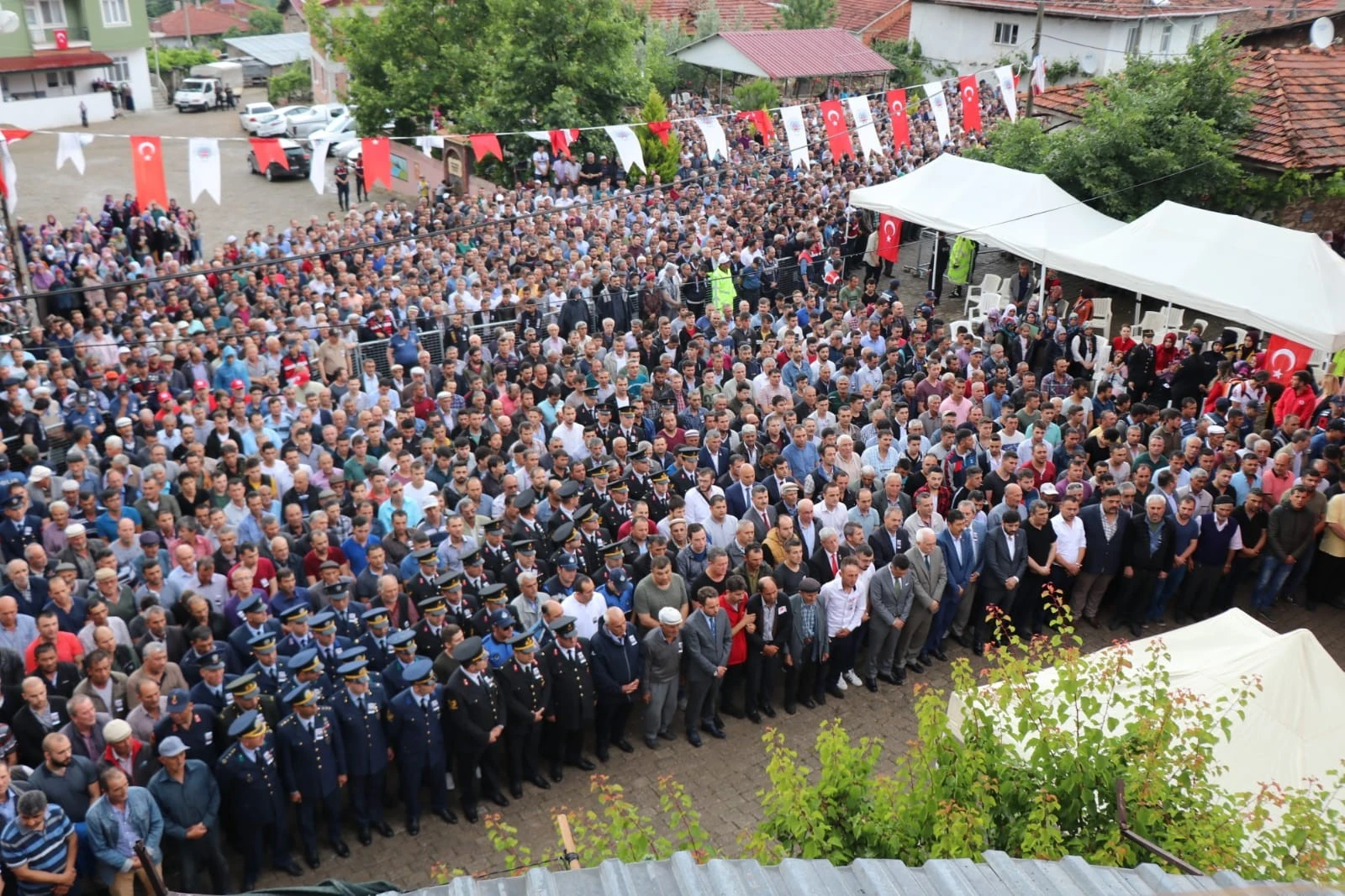 Şehit Uzman Çavuş Emre Üçkan son yolculuğuna uğurlandı
