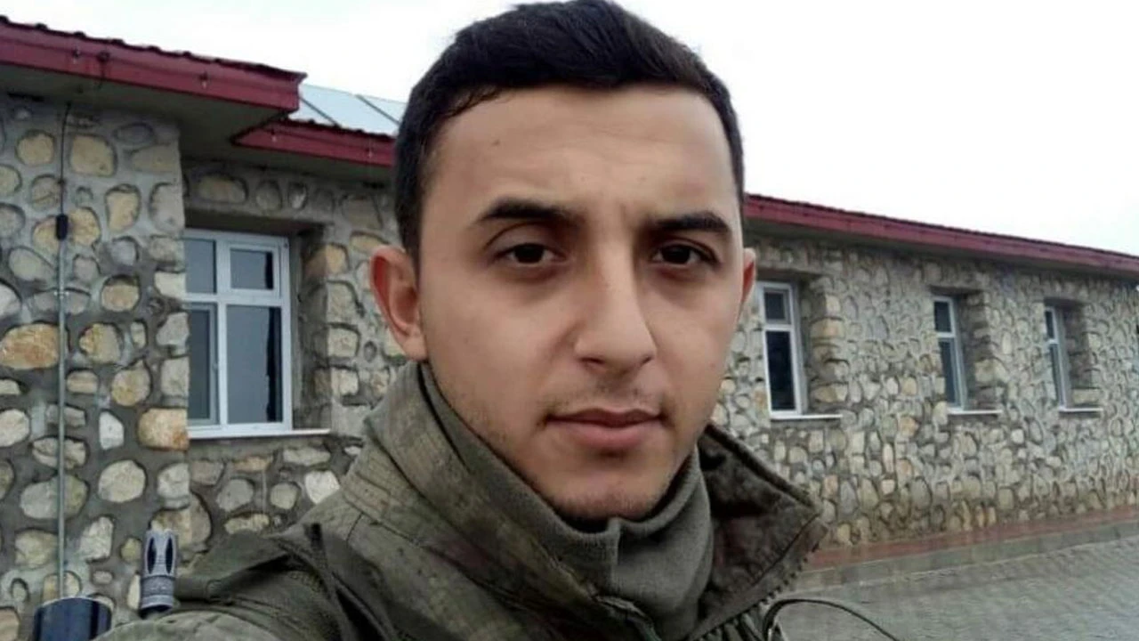 İlk karnesini hiç görmediği şehit babasına götürdü