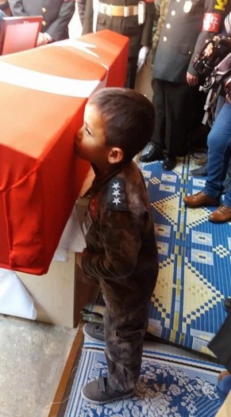 Şehit çocuğunun yürek burkan fotoğrafı