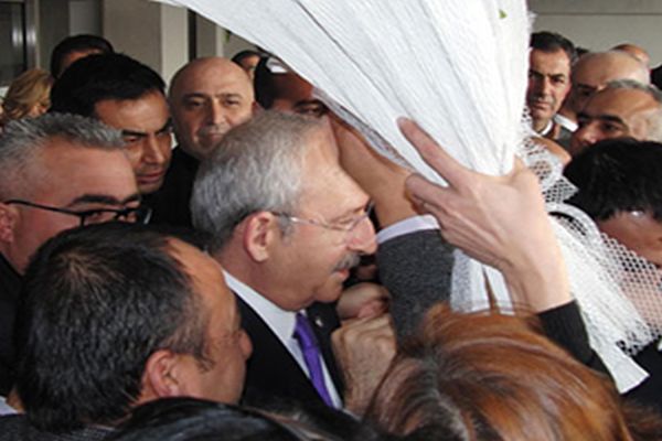 Kılıçdaroğlu, İzmir&#039;de ezilme tehlikesi geçirdi