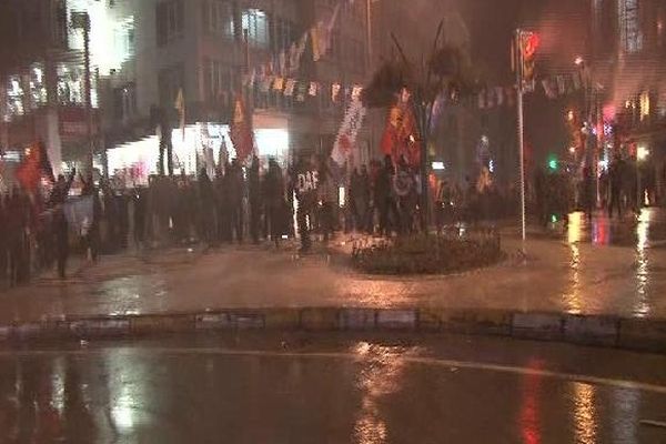 Kadıköy&#039;de protesto yürüyüşü, her yer gaz bulutu