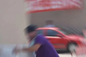 Babasının tanıtım afişini asmak isteyen gencin feci sonu