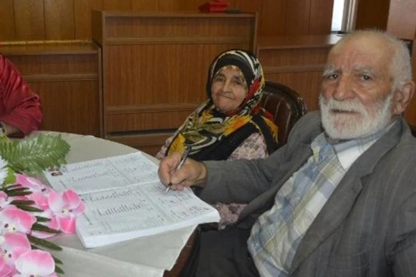 90 yaşında 6'ncı kez nikah masasına oturdu