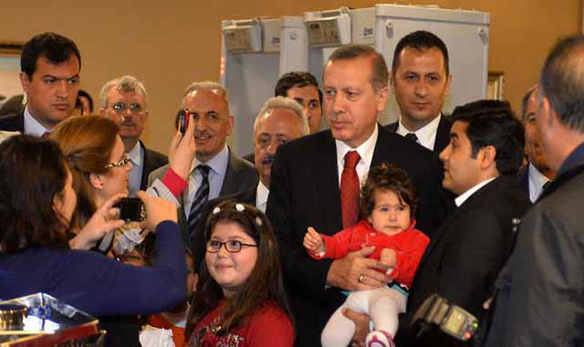 Başbakan Erdoğan polislere süpriz yaptı, davetliler ile fotoğraf çektirdi