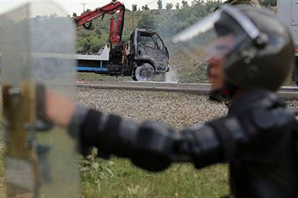 Diyarbakır&#039;da yol kapatan gruba müdahale edildi