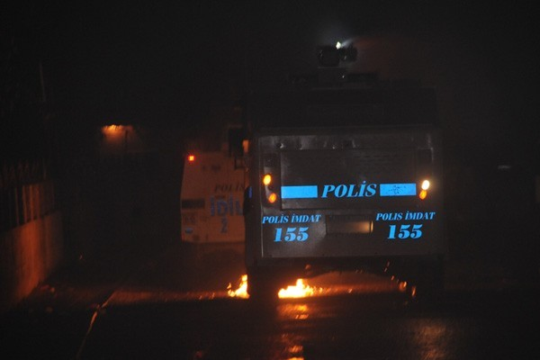 Şırnak&#039;ta zırhlı araca saldırı, 2 polis yaralandı