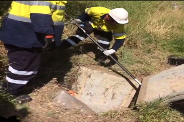 Yeni doğan bebek kanalizasyon çukurunda bulundu