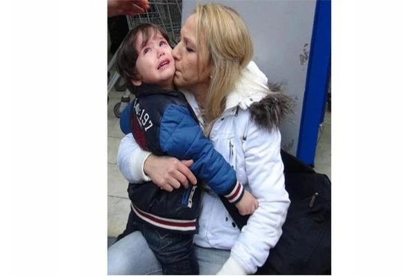 Herkesi ağlatan görüntü! Oğlunu öperek sakinleştirdi