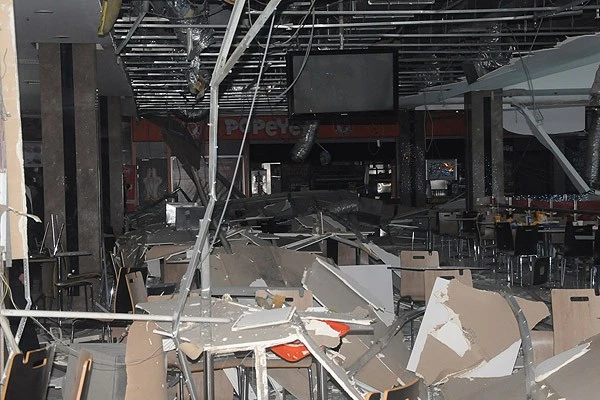 Isparta'da alışveriş merkezinin tavanı çöktü, 7 yaralı