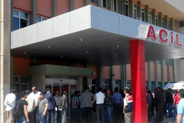 Öğrencilerin üzerine traktör römorku devrildi
