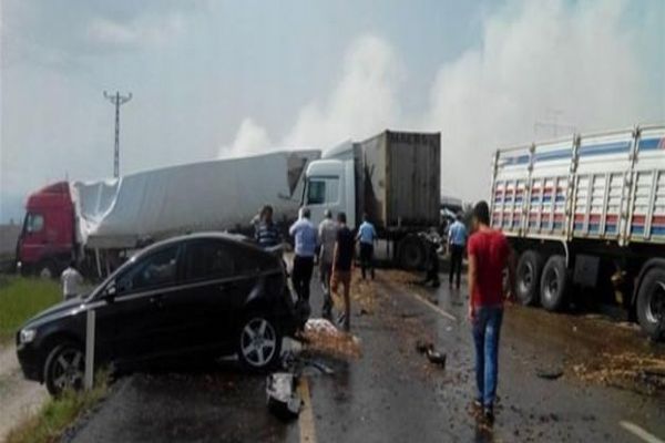 Adana&#039;da zincirleme trafik kazası: 2 ölü, 4 yaralı