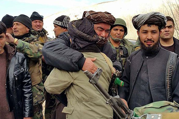 Afganistan&#039;da 200 Taliban militanı teslim oldu