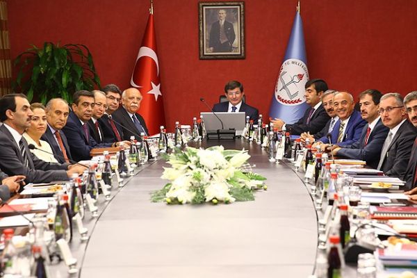 Davutoğlu, &#039;Din dersi baskı aracı gibi yansıtılamaz&#039;