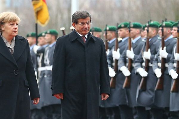 Başbakan Ahmet Davutoğlu resmi törenle karşılandı