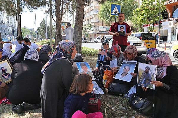 Açlık grevindeki annelerin çadırlarını söktüler