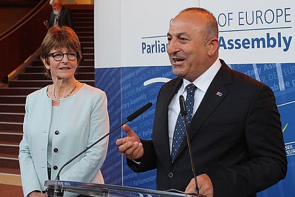 Çavuşoğlu&#039;na AKPM&#039;den madalya