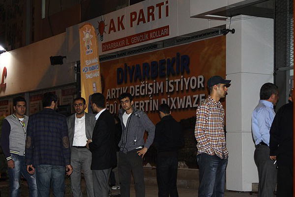 AK Parti Diyarbakır İl Başkanlığı&#039;na saldırı