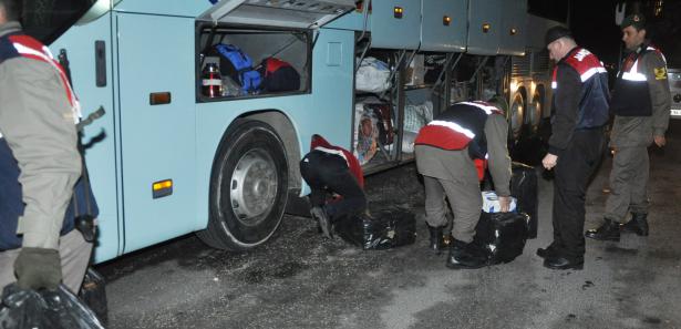 Otobüsten 20 bin paket kaçak sigara çıktı