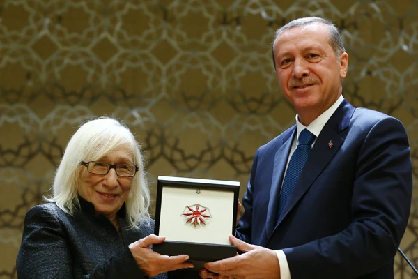 Alev Alatlı'dan ödül törenine damga vuran konuşma