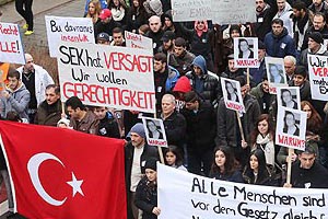 Türk gencini öldüren Alman polisine protesto