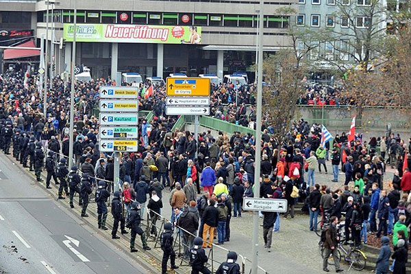 Almanya&#039;da aşırı sağcılar protesto edildi