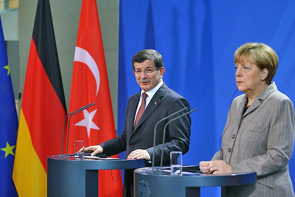 Davutoğlu, 'Paris'teki tablo yabancı düşmanlığına karşı da olmalı'