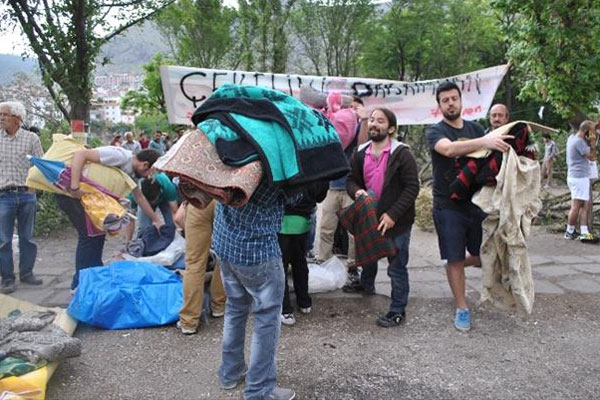 Amasya&#039;da eylem sona erdi, yatağı yorganı toplayıp gittiler