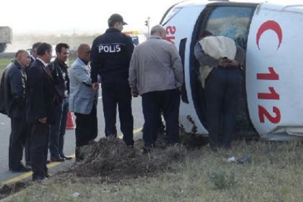 Ambulans takla attı, 1 kişi öldü