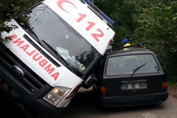 Ambulans kaza yaptı, bekleyen hasta hayatını kaybetti