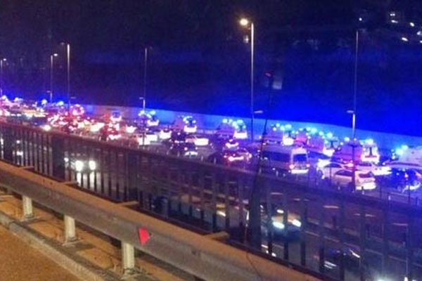 Köprüden geçiş yapan ambulanslar merak uyandırdı