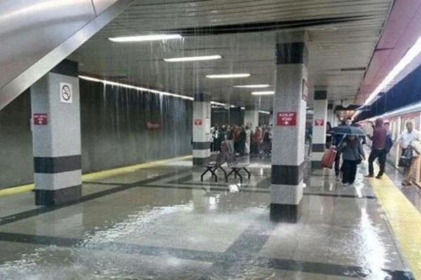 Ankara metrosunu su bastı, vatandaşlar zor anlar yaşadı