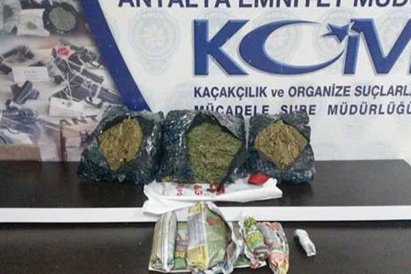 Antalya'da iki kişi üç kilo esrar ile yakalandı