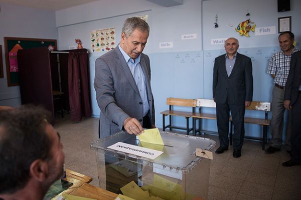 Başbakan Yardımcısı Bülent Arınç, oyunu kullandı