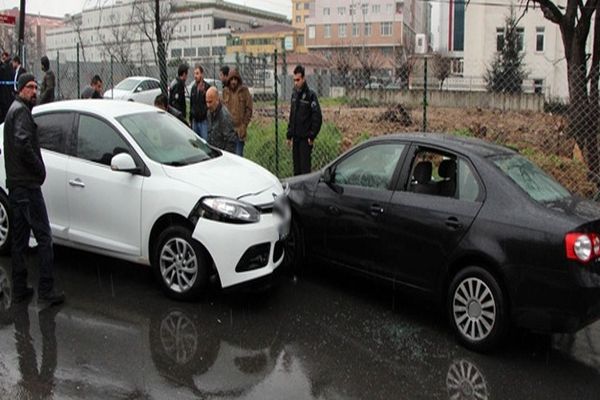 Otomobile çarpıp, paraları çaldılar